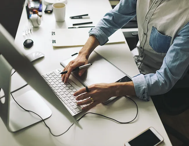 En freelance webdesigner, der tilbyder personlig service og fleksible løsninger til virksomheder