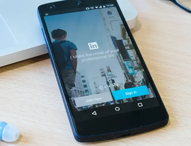 Skab en stærkere strategi ved at udnytte flere platforme sammen med din LinkedIn annoncering.