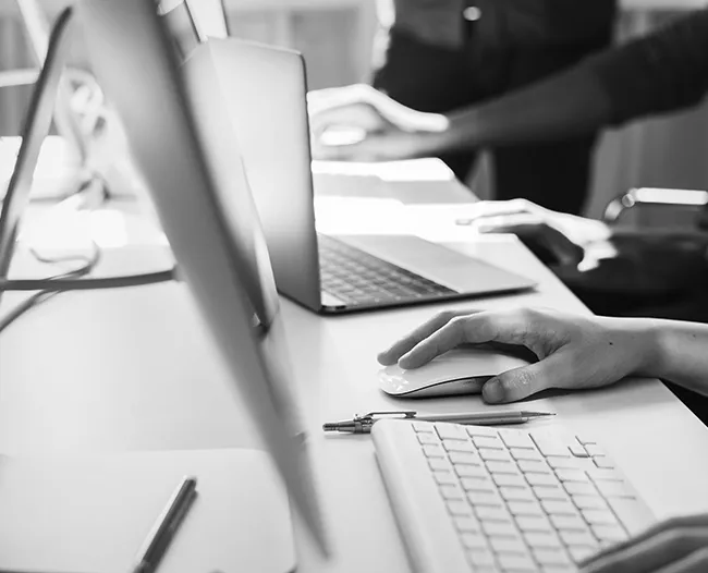 Professionel SEO tekstforfatter skriver optimerede tekster.