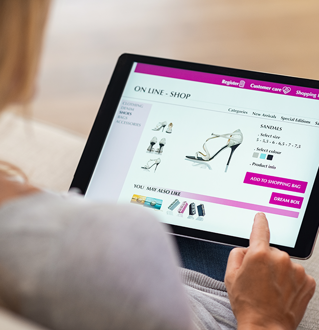 En fleksibel og brugervenlig Shopify webshop til din virksomhed. Kvinde online shopper på sin tablet.