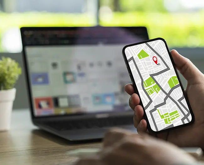 Hvad er Google My Business og hvorfor virker det? Mand holder telefon med rutevejledning.
