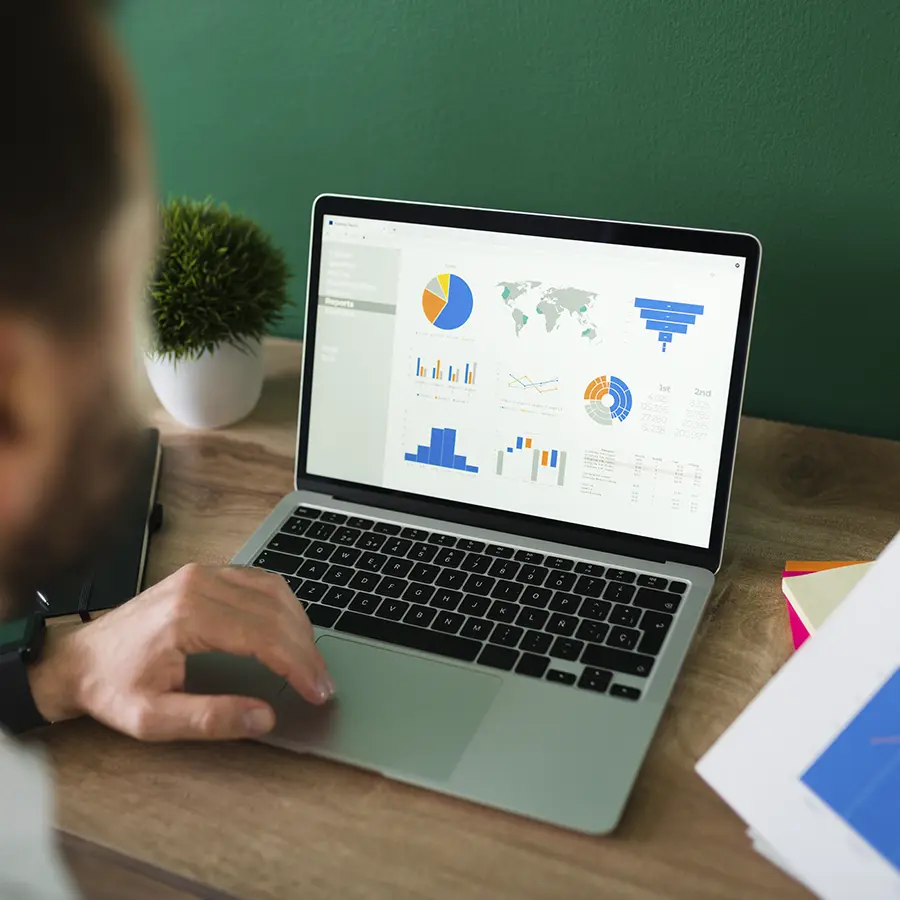 Mand analyserer SEO-data og grafer ved computer