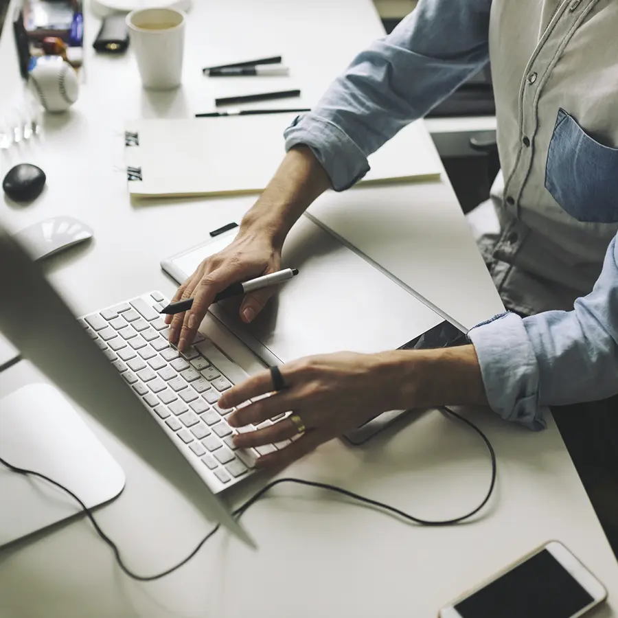 Person arbejder med SEO og søgemaskineoptimering ved computer
